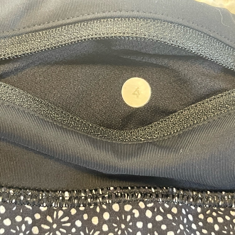 lululemon Speed Short Size 4 in Freckle Flower Black White NWT - Picture 5 of 6